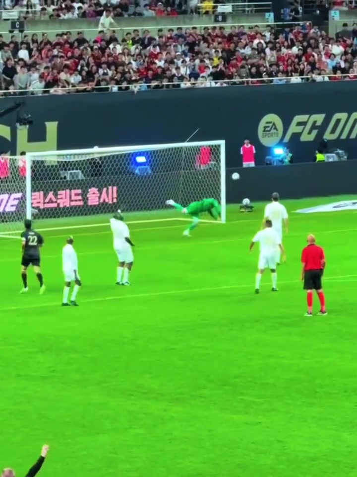 爷青回🥲44岁卡西表演赛飞身精彩扑救 挡出卡卡搓射+西多夫重炮