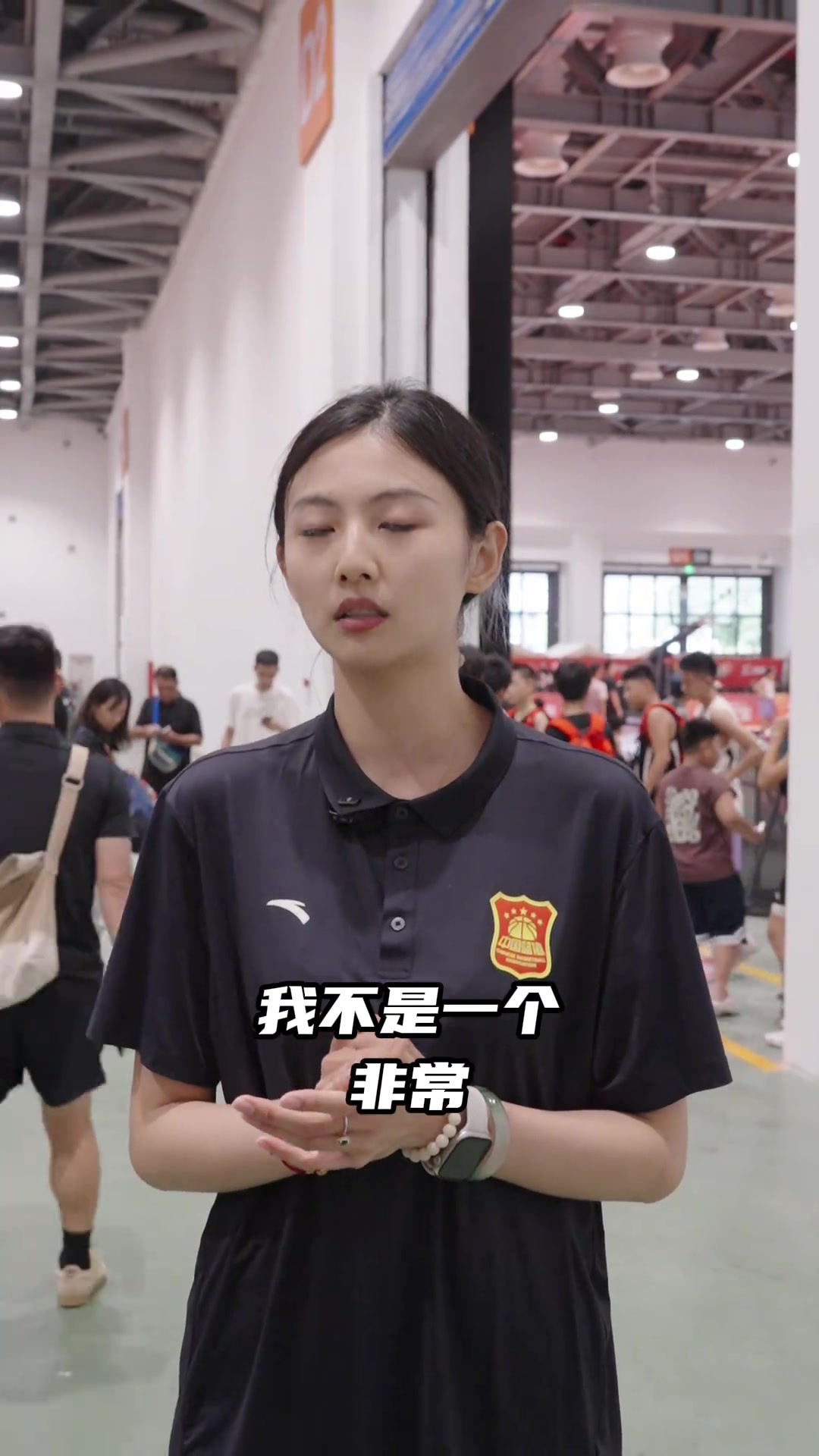 【体育报道】小篮球总决赛惊现超绝美女教练 身高187颜值顶呱呱 逆天大长腿(图2)