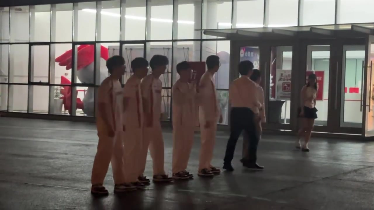 好可爱的妈妈！WE感谢粉丝,Teayoon妈妈在粉丝群众高呼泰勇